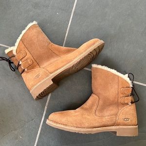UGG boots lack at back, excellent condition!